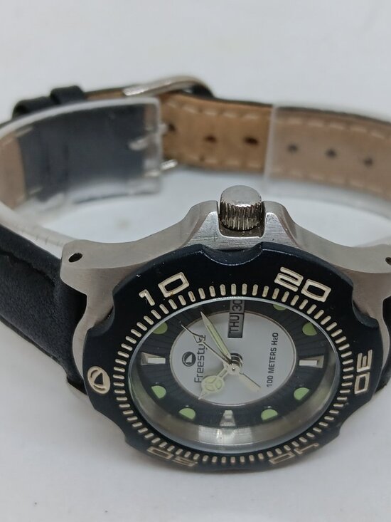 VINTAGE 1990s Freestyle Betty Shark X77601 Women\'s 30mm Quartz Day / Date Watch main image 6